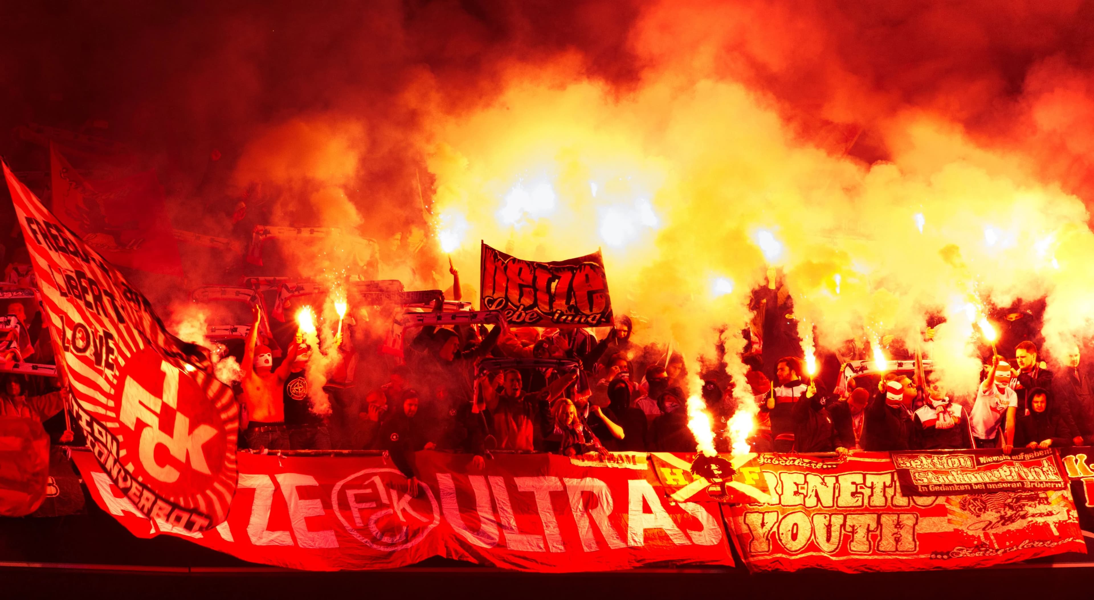 LA SCÈNE SOUS LES RÉSEAUX OBSCURS